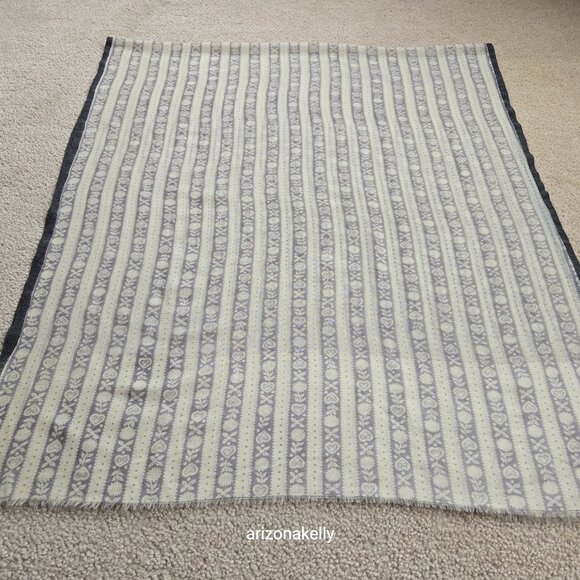 Kadhi and Co. Wool Scarf Lightweight *SMALL HOLE* - Picture 9 of 16